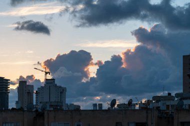 Netanya, Merkez Bölge, İsrail - 4 Kasım 2021: Dr. Stupp Caddesi. Gün batımında yüksek binalarda ikamet ediyorlar..