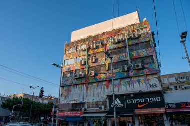 Netanya, Merkez Bölge, İsrail - 4 Kasım 2021: Herzel Caddesi. Evlere grafiti..