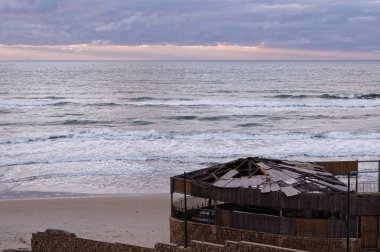 Argaman plajının güzel deniz manzarası Netanya, İsrail 'de bir dinlenme ve spor alanıdır..