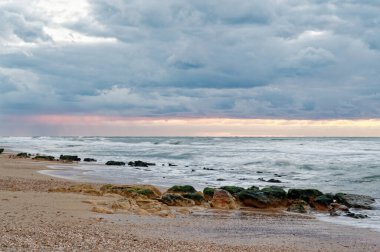 İsrail, Netanya 'daki Argaman plajından güzel gün batımı manzarası.