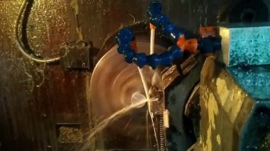 CNC değirmen makinesi bir çalışma parçasını üç eksen içinde işleme sürecinde