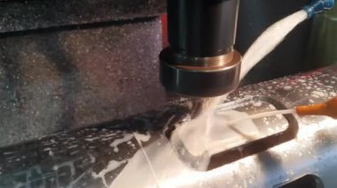  CNC değirmen makinesi bir çalışma parçasını üç eksen içinde işleme sürecinde