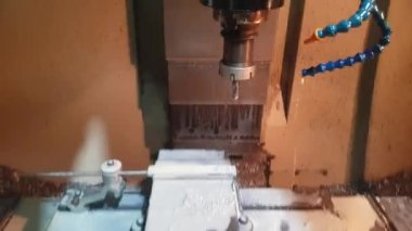  CNC değirmen makinesi bir çalışma parçasını üç eksen içinde işleme sürecinde