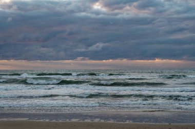 Netanya, İsrail - 24 Eylül 2021: Argaman Plajı, kafeler, oteller, aerobik noktaları. Sderot Oved Ben Ami Caddesi.