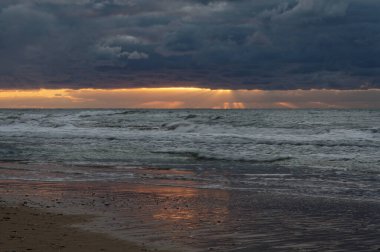 İsrail, Netanya 'daki Argaman plajından güzel gün batımı manzarası.