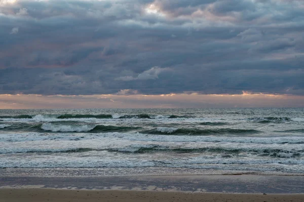 Netanya, İsrail - 24 Eylül 2021: Argaman Plajı, kafeler, oteller, aerobik noktaları. Sderot Oved Ben Ami Caddesi.