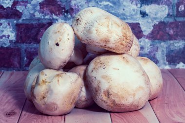 Taze şampiyonlar masanın üzerinde, tuğla duvarın arka planına yakın plan çekimde uzanır.