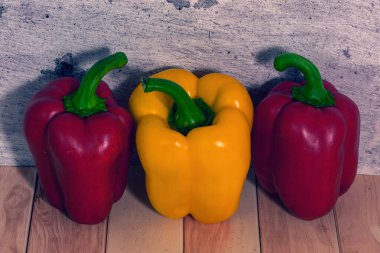 Büyük tatlı biberler duvarın yakınındaki masada dururlar..