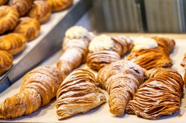 Oryantal Arap Türk Tatlıları ve markette tatlı. Yakın plan.