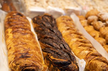 Oryantal Arap Türk Tatlıları ve markette tatlı. Yakın plan.