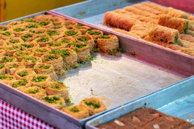 Oryantal Arap Türk Tatlıları ve markette tatlı. Yakın plan.