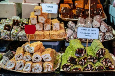Oryantal Arap Türk Tatlıları ve markette tatlı. Yakın plan.
