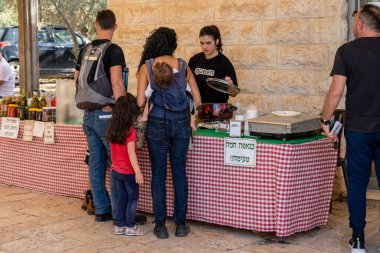 Beit Guvrin Ulusal Parkı, İsrail - 11 Aralık 2021: Turistlerin ve gezilerin resepsiyonunun merkezindeki kafe.
