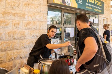 Beit Guvrin Ulusal Parkı, İsrail - 11 Aralık 2021: Turistlerin ve gezilerin resepsiyonunun merkezindeki kafe.