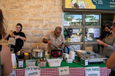 Beit Guvrin Ulusal Parkı, İsrail - 11 Aralık 2021: Turistlerin ve gezilerin resepsiyonunun merkezindeki kafe.