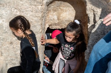 Beyt Guvrin Ulusal Parkı, İsrail - 11 Aralık 2021: Dar merdivenlerden mağaralara giriş ve çıkış.