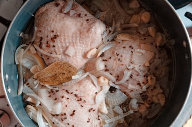 Çin tanrılarına fedakârlık yaptıktan sonra paslanmaz çelik bir tencerede derisi olan haşlanmış tavuk parçası. Lezzetli olmayan sağlıklı yiyecekler. Yüksek kalite fotoğraf