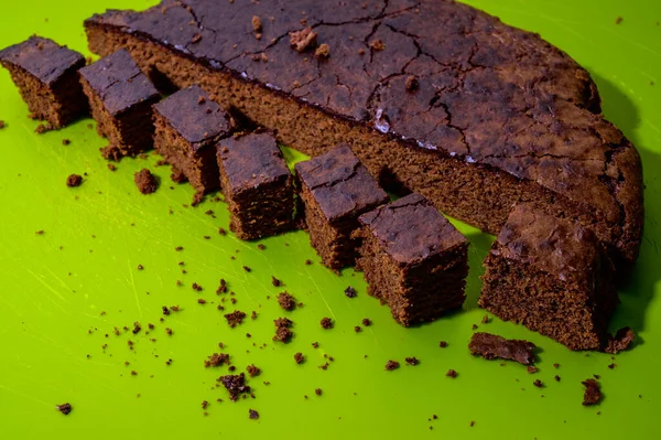 Söt Chokladkaka Isolerad Grön Bakgrund Smaklig Krämig Tårta Högkvalitativt Foto — Stockfoto