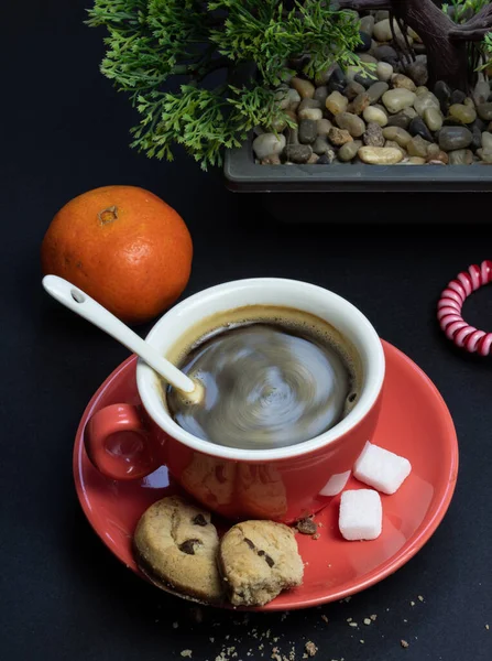 在白布上加一杯咖啡的巧克力薄片饼干 高质量的照片 — 图库照片