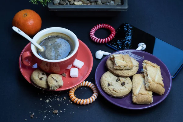 Chocolate Chip Cookies Mit Tasse Kaffee Auf Weißem Stoff Hochwertiges — Stockfoto