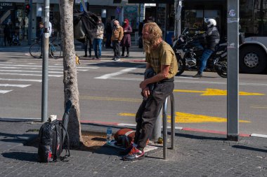 TEL AVIV, ISRAIL - 25 Ocak 2022: Allenby Caddesi. İsrail, Tel Aviv 'deki Carmel Shuk Hamel pazarının girişindeki dilenciler..