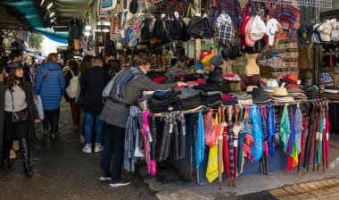 TEL AVIV, ISR - 25 Ocak 2022: İsrail 'in Tel Aviv kentindeki Carmel Market Shuk HaCarmel' den İsrailliler alışveriş yapıyor. Burası Tel Aviv 'de giysi, meyve ve sebzelerin satıldığı çok popüler bir pazar..