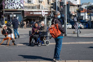 TEL AVIV, ISRAIL - 25 Ocak 2022: Allenby Caddesi. Tel Aviv, İsrail 'deki Carmel Shuk HaCarmel pazarının girişinden geçenler..