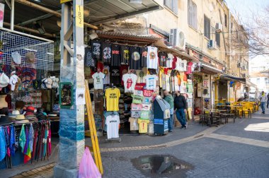 TEL AVIV, ISRAIL - 25 Ocak 2022: İsrail 'in Tel Aviv kentindeki Carmel Market Shuk HaCarmel' de dükkan. Burası Tel Aviv 'de giysi, meyve ve sebzelerin satıldığı çok popüler bir pazar..
