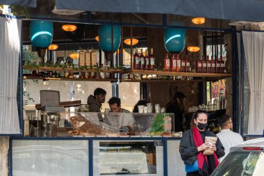 TEL AVIV, ISRAEL - 25 Ocak 2022: Yona HaNavi St 43, Tel Aviv-Yafo. Nabi Yuna Kafe.