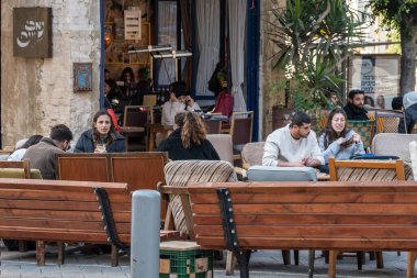 TEL AVIV, ISRAEL - 25 Ocak 2022: Yona HaNavi St 43, Tel Aviv-Yafo. Nabi Yuna Kafe.