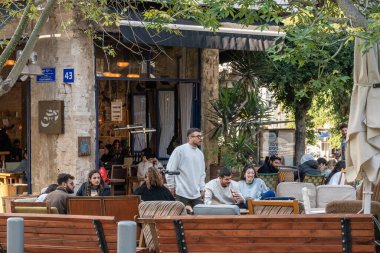 TEL AVIV, ISRAEL - 25 Ocak 2022: Yona HaNavi St 43, Tel Aviv-Yafo. Nabi Yuna Kafe.
