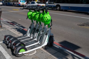 TEL AVIV, ISRAEL - 25 Ocak 2022: Tel Aviv 'deki Kudüs Sahili. Elektrikli Scooter Kiralama.