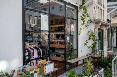 TEL AVIV, ISRAEL - 25 Ocak 2022: Yona HaNavi Caddesi 42, Tel Aviv-Yafo. Kayıt Mağazası.