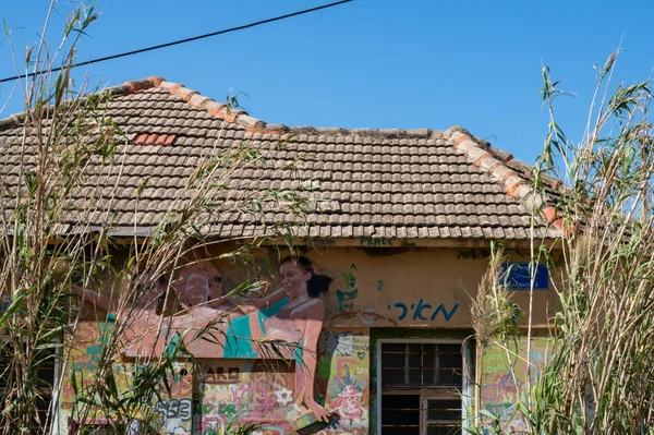 Tel Aviv Israel Června 2022 Hayarkon Street Graffiti Starých Domech — Stock fotografie
