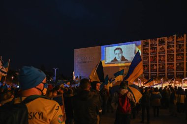 Tel Aviv 'de. İsrail - 20 Mart 2022: Habima Meydanı 'ndaki Tel Aviv' de Ukrayna 'yı desteklemek için toplanın. Zelensky 'nin İsrail hükümetine ve İsrail hükümetine yaptığı çağrının yayını.