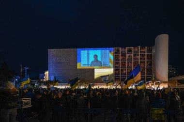Tel Aviv 'de. İsrail - 20 Mart 2022: Habima Meydanı 'ndaki Tel Aviv' de Ukrayna 'yı desteklemek için toplanın. Zelensky 'nin İsrail hükümetine ve İsrail hükümetine yaptığı çağrının yayını.