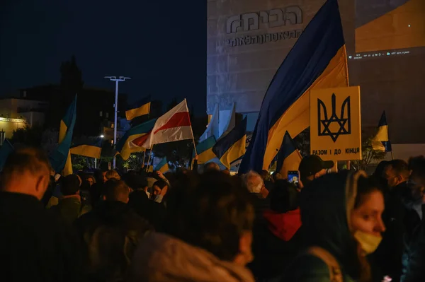 テルアビブ イスラエル 2022年3月20日 ハビマ広場のテルアビブでウクライナを支援するラリー イスラエル政府とイスラエルに対するゼレンスキーの訴えの放送 — ストック写真