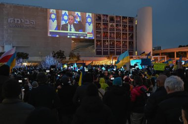 Tel Aviv 'de. İsrail - 20 Mart 2022: Habima Meydanı 'ndaki Tel Aviv' de Ukrayna 'yı desteklemek için toplanın. Zelensky 'nin İsrail hükümetine ve İsrail hükümetine yaptığı çağrının yayını.