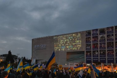 Tel Aviv 'de. İsrail - 20 Mart 2022: Habima Meydanı 'ndaki Tel Aviv' de Ukrayna 'yı desteklemek için toplanın. Zelensky 'nin İsrail hükümetine ve İsrail hükümetine yaptığı çağrının yayını.