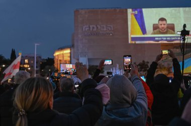 Tel Aviv 'de. İsrail - 20 Mart 2022: Habima Meydanı 'ndaki Tel Aviv' de Ukrayna 'yı desteklemek için toplanın. Zelensky 'nin İsrail hükümetine ve İsrail hükümetine yaptığı çağrının yayını.