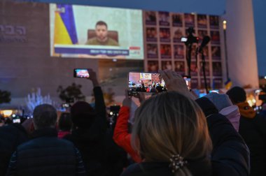 Tel Aviv 'de. İsrail - 20 Mart 2022: Habima Meydanı 'ndaki Tel Aviv' de Ukrayna 'yı desteklemek için toplanın. Zelensky 'nin İsrail hükümetine ve İsrail hükümetine yaptığı çağrının yayını.