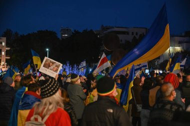 Tel Aviv 'de. İsrail - 20 Mart 2022: Habima Meydanı 'ndaki Tel Aviv' de Ukrayna 'yı desteklemek için toplanın. Zelensky 'nin İsrail hükümetine ve İsrail hükümetine yaptığı çağrının yayını.