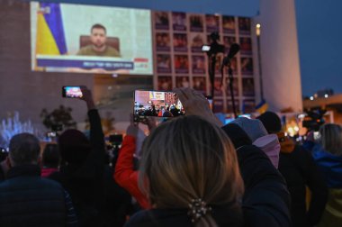 Tel Aviv 'de. İsrail - 20 Mart 2022: Habima Meydanı 'ndaki Tel Aviv' de Ukrayna 'yı desteklemek için toplanın. Zelensky 'nin İsrail hükümetine ve İsrail hükümetine yaptığı çağrının yayını.