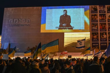 Tel Aviv 'de. İsrail - 20 Mart 2022: Habima Meydanı 'ndaki Tel Aviv' de Ukrayna 'yı desteklemek için toplanın. Zelensky 'nin İsrail hükümetine ve İsrail hükümetine yaptığı çağrının yayını.