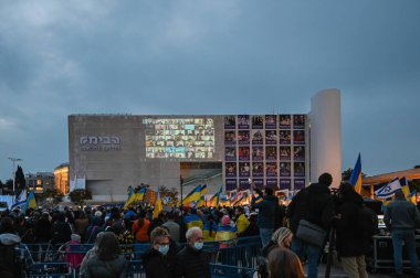 Tel Aviv 'de. İsrail - 20 Mart 2022: Habima Meydanı 'ndaki Tel Aviv' de Ukrayna 'yı desteklemek için toplanın. Zelensky 'nin İsrail hükümetine ve İsrail hükümetine yaptığı çağrının yayını.