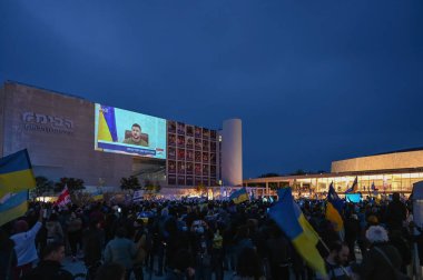 Tel Aviv 'de. İsrail - 20 Mart 2022: Habima Meydanı 'ndaki Tel Aviv' de Ukrayna 'yı desteklemek için toplanın. Zelensky 'nin İsrail hükümetine ve İsrail hükümetine yaptığı çağrının yayını.