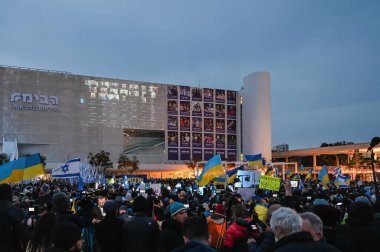 Tel Aviv 'de. İsrail - 20 Mart 2022: Habima Meydanı 'ndaki Tel Aviv' de Ukrayna 'yı desteklemek için toplanın. Zelensky 'nin İsrail hükümetine ve İsrail hükümetine yaptığı çağrının yayını.