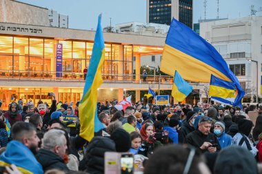 Tel Aviv 'de. İsrail - 20 Mart 2022: Habima Meydanı 'ndaki Tel Aviv' de Ukrayna 'yı desteklemek için toplanın. Zelensky 'nin İsrail hükümetine ve İsrail hükümetine yaptığı çağrının yayını.