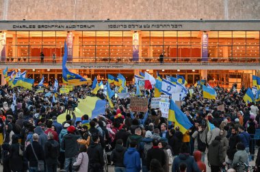 Tel Aviv 'de. İsrail - 20 Mart 2022: Habima Meydanı 'ndaki Tel Aviv' de Ukrayna 'yı desteklemek için toplanın. Zelensky 'nin İsrail hükümetine ve İsrail hükümetine yaptığı çağrının yayını.