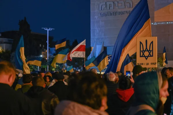 テルアビブ イスラエル 2022年3月20日 ハビマ広場のテルアビブでウクライナを支援するラリー イスラエル政府とイスラエルに対するゼレンスキーの訴えの放送 — ストック写真